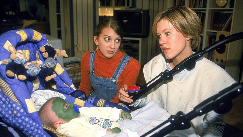 Alex’ (Wolke Hegenbarth, r.) Freundin Claudia (Nora Binder), die bei ihrem Besuch kurzerhand zum Babysitter ernannt wurde, hat das Baby in ein grünes Monster verwandelt … – Bild: MG RTL D