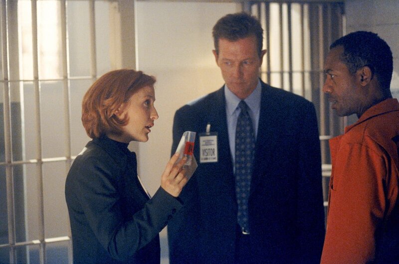 Scully (Gillian Anderson, l.) und Doggett (Robert Patrick, M.) halten den Staatsanwalt Martin Wells (Joe Morton, r.) für den Mörder seiner Frau. – Bild: Twentieth Century Fox Film Corporation