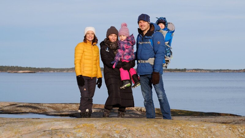 Auf und davon – SRF DOK Souvenirs Mona Vetsch auf Besuch bei den Schweden-Auswanderern der letzten Staffel. Mittlerweile zu viert: Sylvia und Markus Buob mit Juna (Mitte) und Paula (rechts). Links im Bild: Mona Vetsch – Bild: SRF