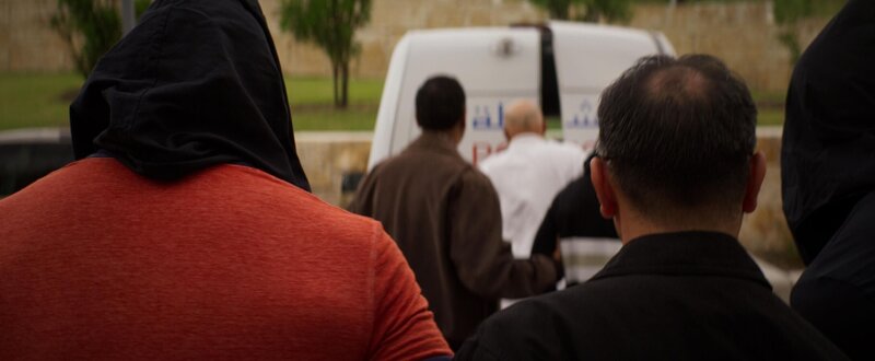 Personen bewegen sich auf einen Transporter zu   +++ – Bild: RTL /​ 2023 Showtime Networks Inc