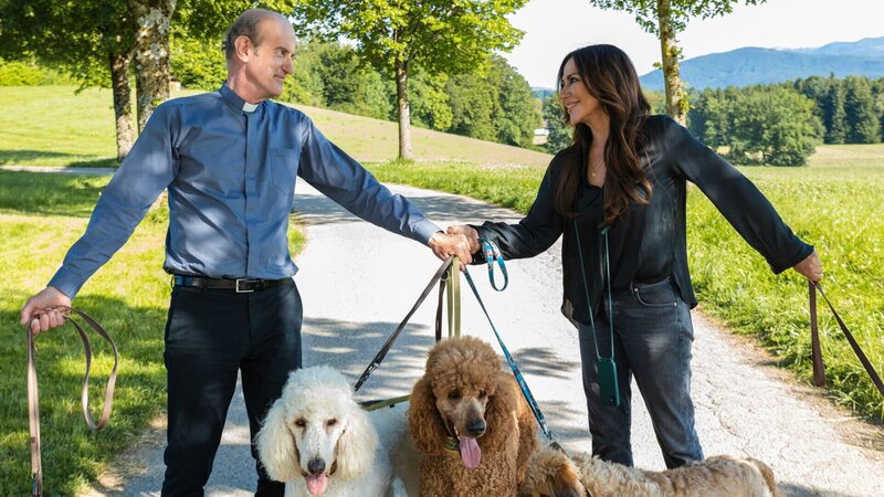 Teamwork beim Gassigehen: Johannes Herrschmann als Pfarrer Sonnleitner, Simone Thomalla als Katja Baumann – Bild: SRF/​ZDF/​ROBIN PARALKAR