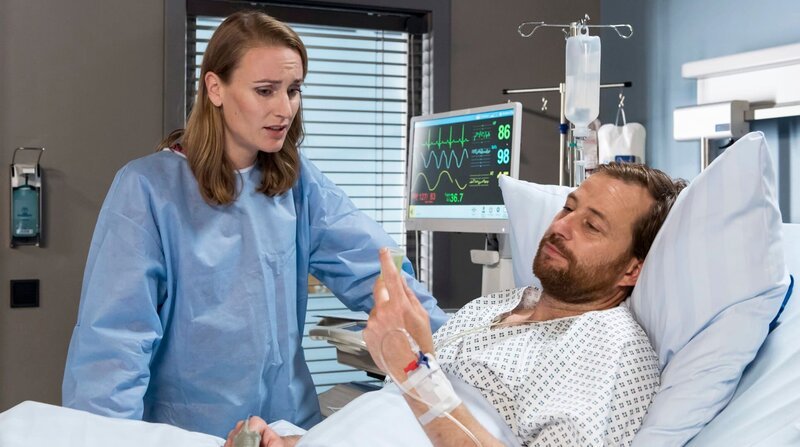 Sonja (Christina Athenstädt, links) versucht Thomas (Christian Erdmann) davon zu überzeugen, das Anti-Epileptikum zu nehmen. nach seiner Lendenwirbel-OP wäre ein Anfall höchst gefährlich. – Bild: ARD/​Jens Ulrich Koch
