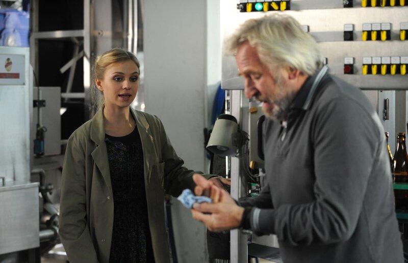 Caro sucht das Gespräch mit Martin. Von links: Caro Ertl (Teresa Rizos) und Martin Kirchleitner (Hermann Giefer). – Bild: BR/​Marco Orlando Pichler