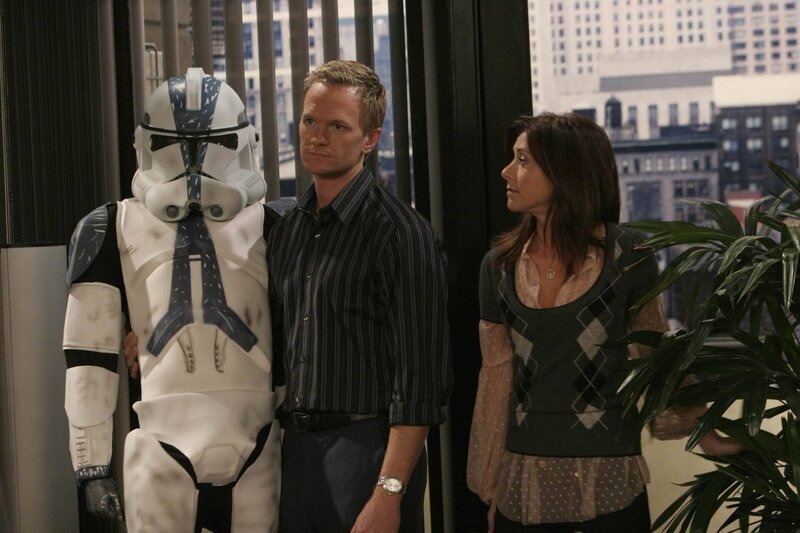 Lily (Alyson Hannigan, l.) ist in ihre neue Wohnung eingezogen. Allerdings stellt sich heraus, dass sie tierische Untermieter hat. Ted bietet daraufhin Barney (Neil Patrick Harris, r.) an, dass Lily vorübergehend bei ihm unterkommen kann. Als dieser jedoch eines Abends eine Frau mitnimmt, die Lily für Barneys Ehefrau hält, hat er eine ungewöhnliche Idee … – Bild: 20th Century Fox International Television