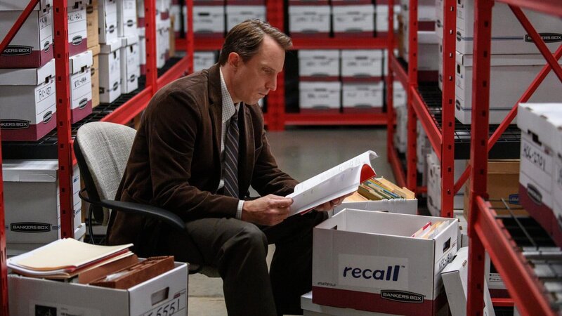 Dopesick Staffel 1 Folge 8 Übers Aktenstudium zu den Beweisen: John Hoogenakker als Randy Ramseyer – Bild: SRF/​Motion Picture/​20th Television