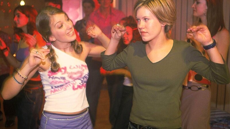 Heute an ihrem 16. Geburtstag soll es soweit sein: Claudia (Nora Binder, li.) will ihre Unschuld verlieren. Ihre Freundin Alex (Wolke Hegenbarth, re.) findet die Idee überhaupt nicht so gut und hofft, Claudia davon überzeugen zu können, noch etwas zu warten. – Bild: MG RTL D