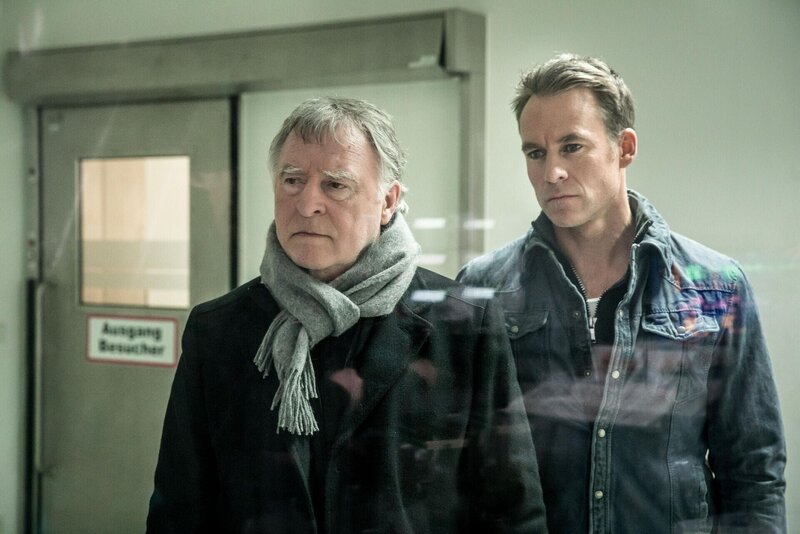 Hajo Trautzschke (Andreas Schmidt-Schaller, l.); Jan Maybach (Marco Girnth, r.) – Bild: ZDF /​ Uwe Frauendorf