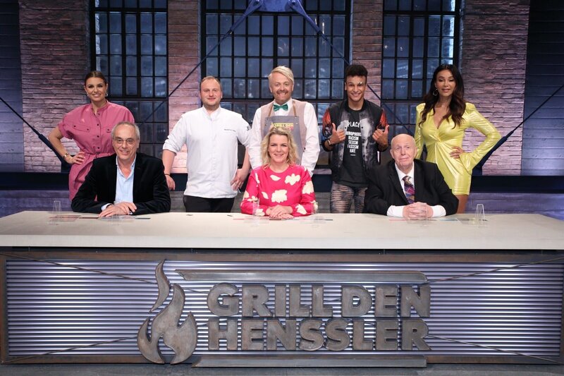 Hintere Reihe v.l.: Moderatorin Laura Wontorra, Kochcoach Maximilan Lorenz, Ross Anthony, Prince Damien und Verona Pooth. Vordere Reihe v.l.: Juror Christian Rach, Jurorin Mirja Boes und Juror Reiner Calmund. – Bild: TVNOW /​ Frank W. Hempel