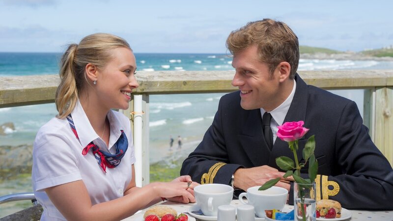 Diana (Sina Tkotsch) und Ruppert (Jens Atzorn) müssen sich eingestehen, dass aus ihrer Freundschaft Liebe geworden ist. – Bild: port.hu