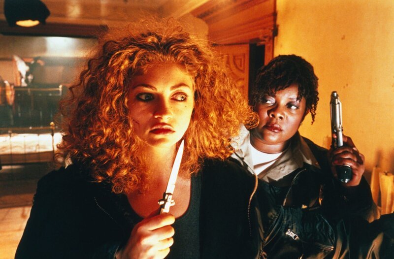 Krankenschwester Brenda (Rebecca Gayheart) und Reese Wilson (Loretta Devine). – Bild: Sony