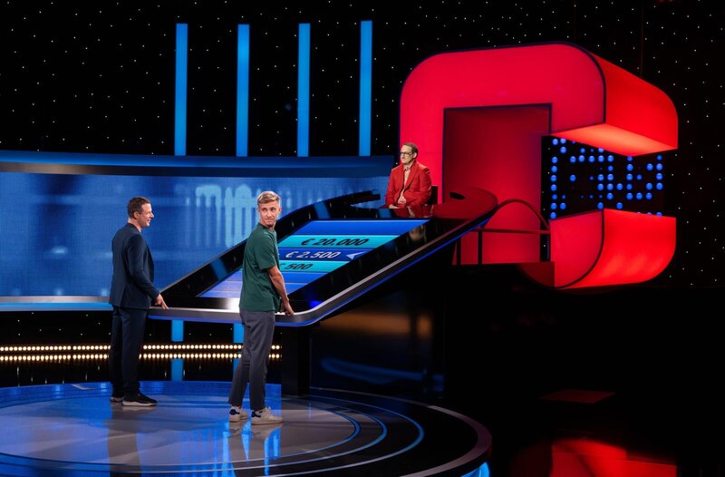 Moderator Alexander Bommes (l.) mit dem Kandidaten Tim Brünnette (2.v.l.) und dem Jäger Dr. Manuel Hobiger (r.). – Bild: ARD/​Markus Hertrich