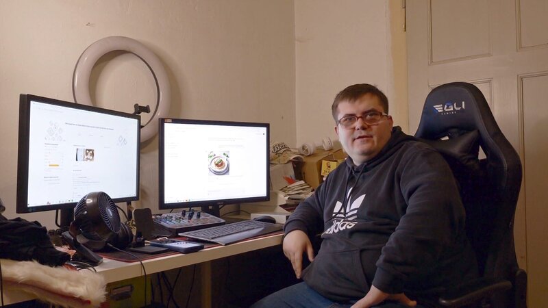 Obwohl Pascal erst kürzlich seinen Job verloren hat, ist er nicht untätig. Mit Hilfe von Chat GPT, einer künstlichen Intelligenz, hat er jetzt sein erstes Buch geschrieben, ein Kochbuch für Anfänger. – Bild: RTLZWEI