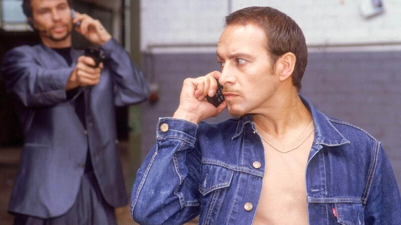 Aus dem Hinterhalt bedroht Dr. Schmidt (Matthias Paul, li.) Semir (Erdogan Atalay) … – Bild: MG RTL D/​ Kai Schulz