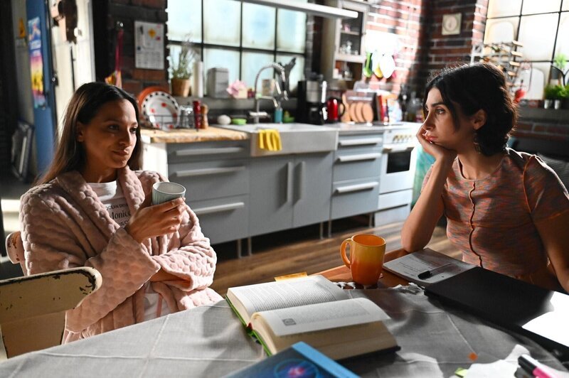 ACHTUNG SPERRFRIST! Die Veröffentlichung dieses Motives ist für alle ONLINE-MEDIEN (außer Programm-Presse) erst ab dem 18.06.2025 frei. Charlotte „Charlie“ (Shaolyn Fernandez, l.) weicht Leylas (Suri Abbassi) Fragen über Deniz aus und will den Moment mit Milan genießen. – Bild: RTL /​ Julia Feldhagen /​ Bedrohtes Liebesglück