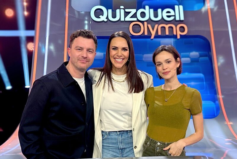 Moderatorin Esther Sedlaczek (M.) mit den Kandidaten des Teams „Hauptrolle“: Friedrich Mücke (l.) und Emilia Schüle (r.). – Bild: ARD/​ITV Studios