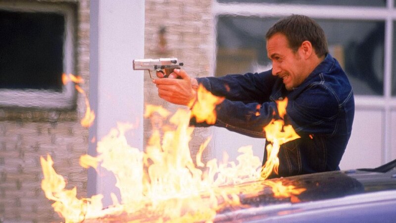 Semir (Erdogan Atalay) kann nicht verhindern, dass Decker flieht … – Bild: MG RTL D /​ Guido Engels