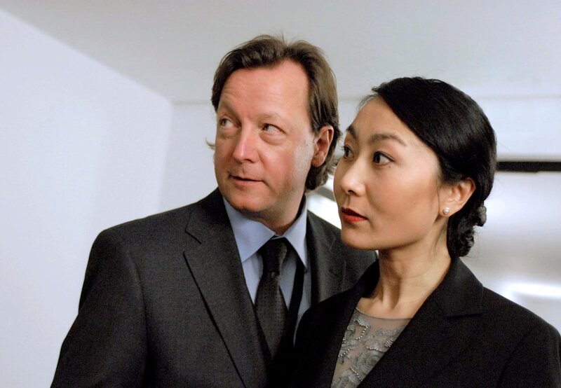 Dolmetscherin Min Li Sun (Meylan Chao) und Tagungsleiter Wolf Dieter Hübner (Matthias Brandt). – Bild: ARD Degeto/​HR/​Bettina Müller