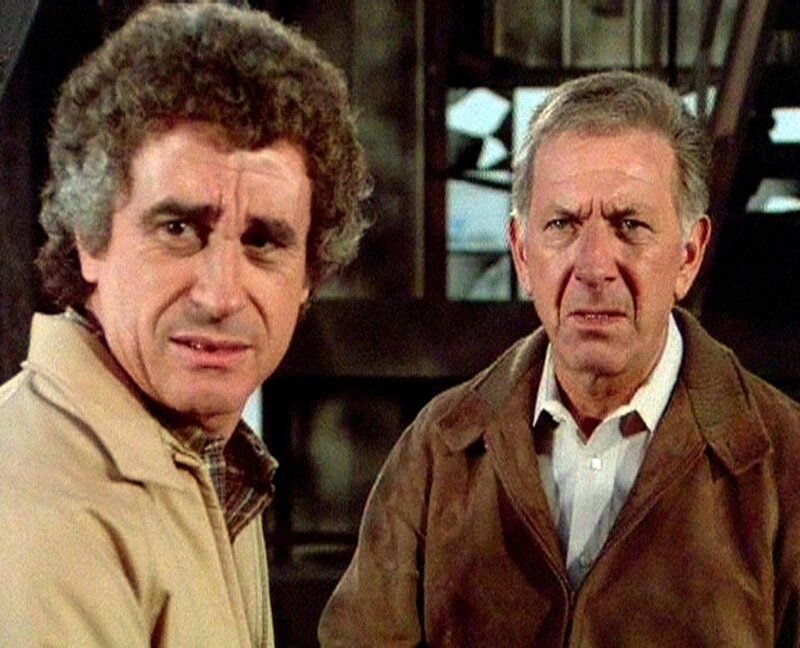 Quincy (Jack Klugman, r.) trifft in der ausgebrannten Polierwerkstatt auf seinen alten Freund Ted Locke (Rudy Solari). – Bild: RTLup