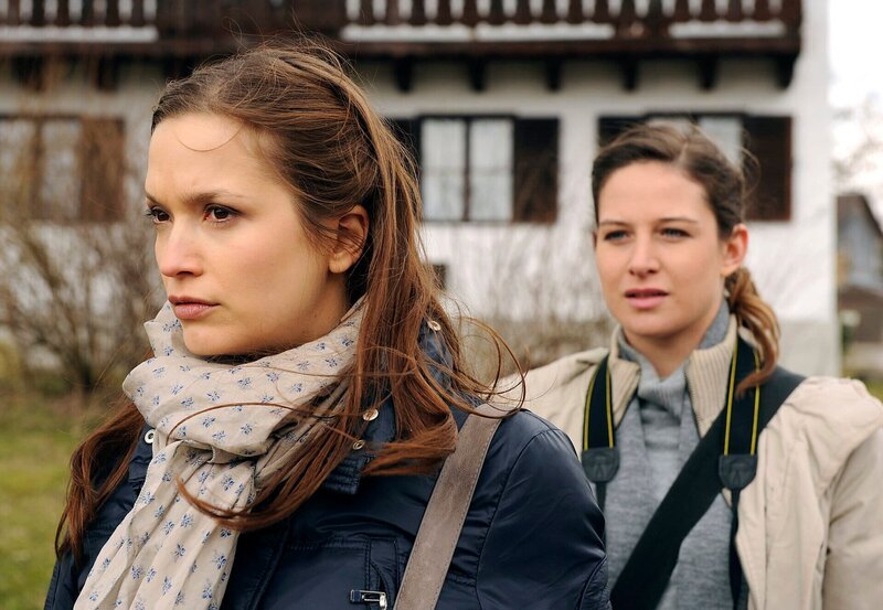 ARD STURM DER LIEBE FOLGE 1299, am Donnerstag um 15:10 Uhr im ERSTEN. Reporterin Linda Lindt (Gloria Nefzger, r.) stellt Eva (Uta Kargel, l.) eine verfängliche Frage. – Bild: ARD/​Ann Paur