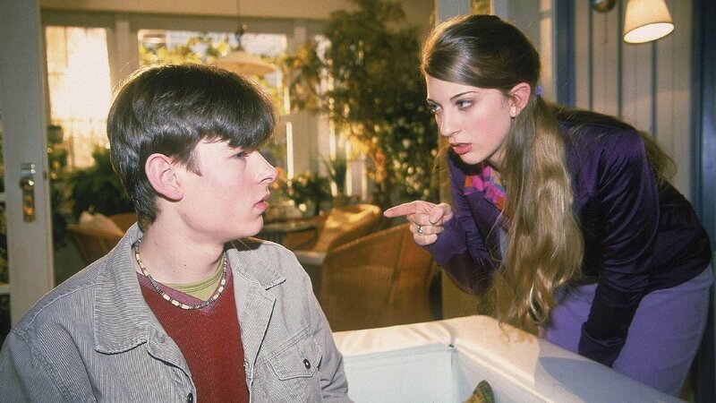 Alex hat sich im Wohnzimmerschrank versteckt, um Marcel (Frank Droese) nicht zu begegnen. Da hilft nur eins: Claudia (Nora Binder) muss helfen. Aber die macht alles noch schlimmer … – Bild: MG RTL D