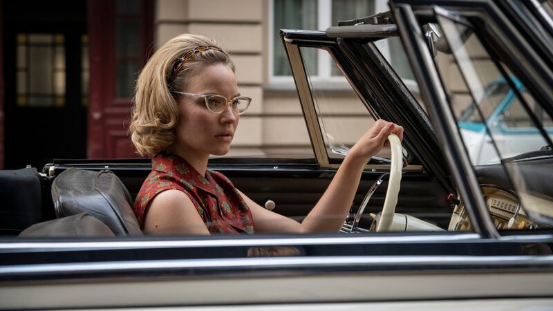 Monika (Sonja Gerhardt) sitzt in einem Auto mit offenem Verdeck. – Bild: ZDF und Christiane Pausch