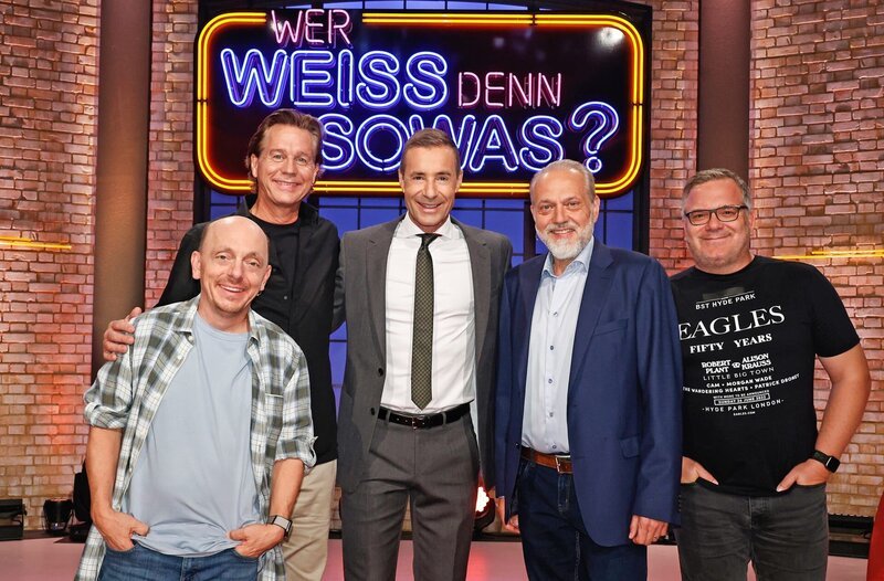 Moderator Kai Pflaume (M.) und seine Rateteam-Kapitäne Bernhard Hoëcker (l.) und Elton (r.) begrüßen in dieser Sendung die Schauspieler Thomas Heinze (2.v.l.) und Jan-Gregor Kremp (2.v.r.). – Bild: ARD/​Morris Mac Matzen