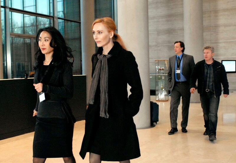 Von links: Dolmetscherin Min Li Sun (Meylan Chao), Kommissarin Charlotte Sänger (Andrea Sawatzki), Tagungsleiter Wolf Dieter Hübner (Matthias Brandt) und Kommissar Fritz Dellwo (Jörg Schüttauf). – Bild: ARD Degeto/​HR/​Bettina Müller