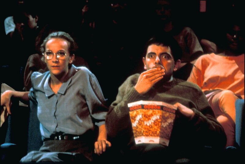 Mr. Bean (Rowan Atkinson) möchte den Kinoabend mit einem Horrorfilm in aller Ruhe ausklingen lassen. – Bild: Super RTL