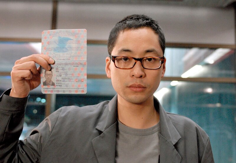 NDR Fernsehen TATORT, „Der tote Chinese“, Wen Hai Wan (Chike Chan) hat als Mitarbeiter der Flughafenreinigungsfirma den getöteten Tony Wang als erster entdeckt. – Bild: ARD Degeto/​HR/​Bettina Müller