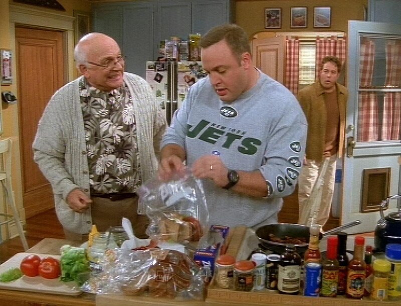 Onkel Stu (Gavin MacLedd, li.) wird von seinem Sohn Danny (Gary Valentine, re.) abgeholt. Weil er keine Zeit mehr hat, das Sandwich von Doug (Kevin James, mi.) zu essen, bittet er ihn es einzupacken … – Bild: RTL II