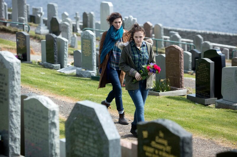 Kate Kilmuir (Neve McIntosh, li.), die Zwillingschwester der Ermordeten, und ihre Tochter Molly (Julia Brown) auf dem Friedhof. – Bild: ARD Degeto/​ITV Studios