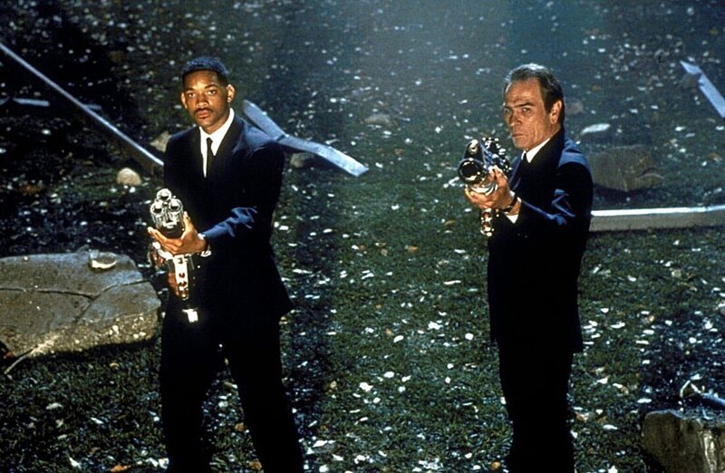 In tödlicher Mission unterwegs: Agent K (Tommy Lee Jones, r.) und sein chaotischer Partner J (Will Smith, l.) … – Bild: DMB