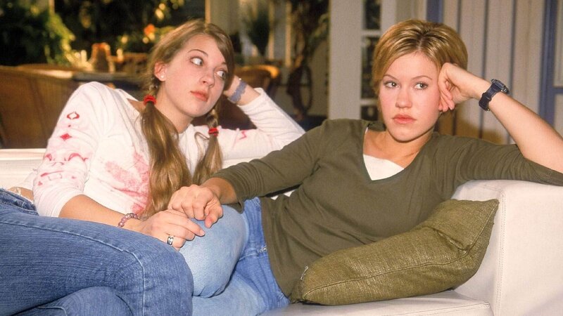 Alex (Wolke Hegenbarth, re.) hat keine Lust auf den bevorstehenden Familienabend und bittet ihre Freundin Claudia (Nora Binder), sie an diesem Abend zu besuchen. – Bild: MG RTL D /​ Guido Engels