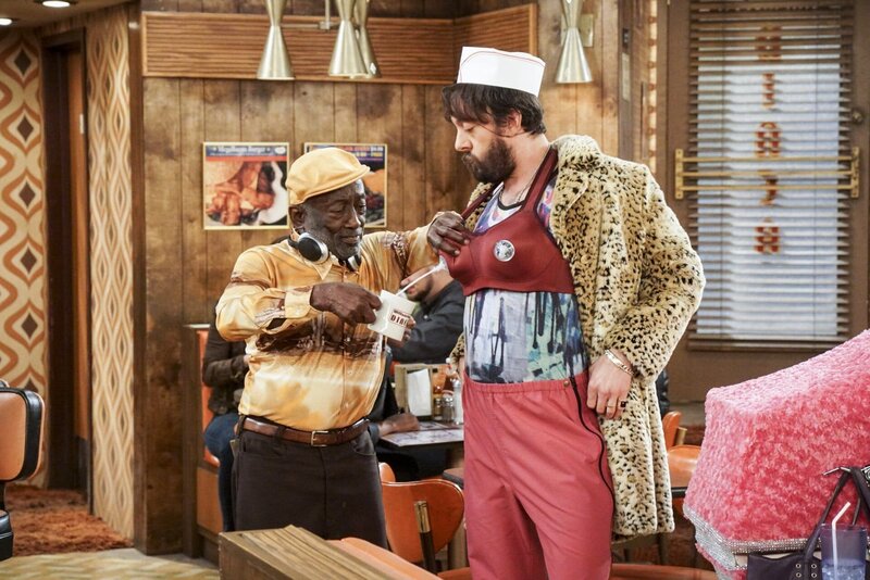 Earl (Garrett Morris, l.) ist begeistert, wie weit Oleg (Jonathan Kite, r.) geht, um eine bessere Beziehung zu seiner Tochter aufbauen zu können … – Bild: OTTC