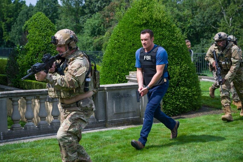 Supervisory Special Agent Jess LaCroix (Julian McMahon, Mitte) – Bild: CBS Broadcasting Inc.