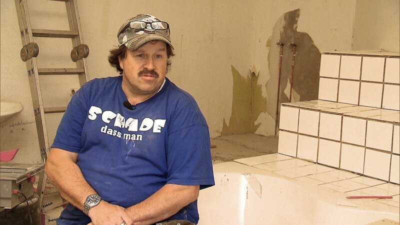 Trompeten-Willi ist Deutschlands größter Schalke-Fan. Sein größter Traum: Ein Haus in blau-weiß. Nur wenige Fahrtminuten von seiner jetzigen Mietwohnung wird er fündig: Eine alte Tischlerei für 78.300 Euro steht zum Verkauf. Willi schlägt zu … – Bild: RTL II