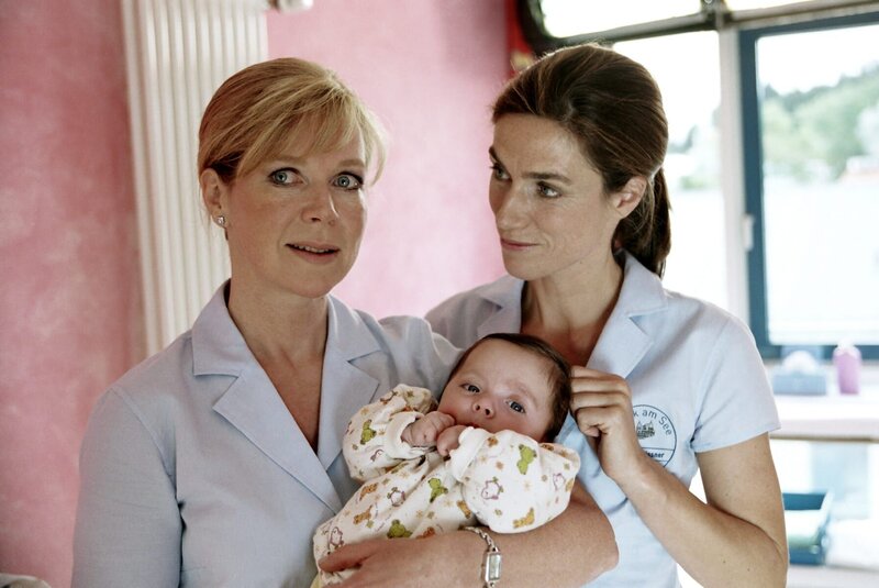 Antonia (Marion Kracht) und ihre beste Freundin Helena (Julia Bremermann, r.) sind Hebammen in der Klinik am See. – Bild: ZDF und Erika Hauri