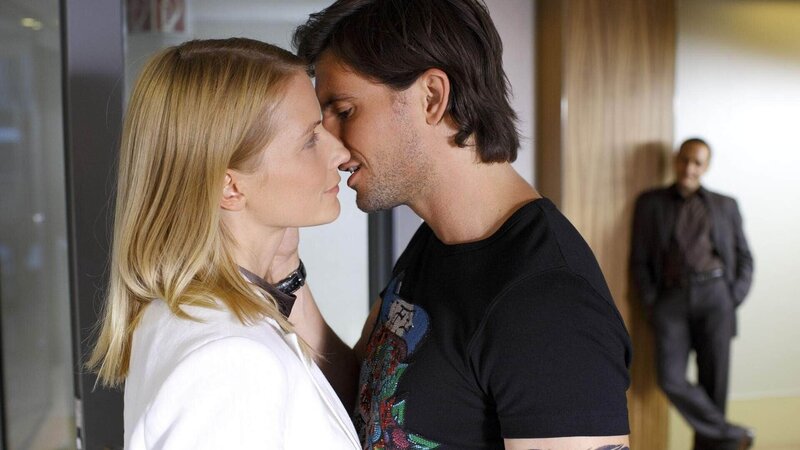 Semir (Erdogan Atalay, hinten r.) beobachtet, wie Ben (Tom Beck) mit dem Feuer spielt und sich auf Carmen Winkler (Doreen Jacobi) einlässt, die behauptet, ebenfalls undercover zu ermitteln. Doch auf welcher Seite steht sie wirklich? – Bild: TVNOW /​ Guido Engels