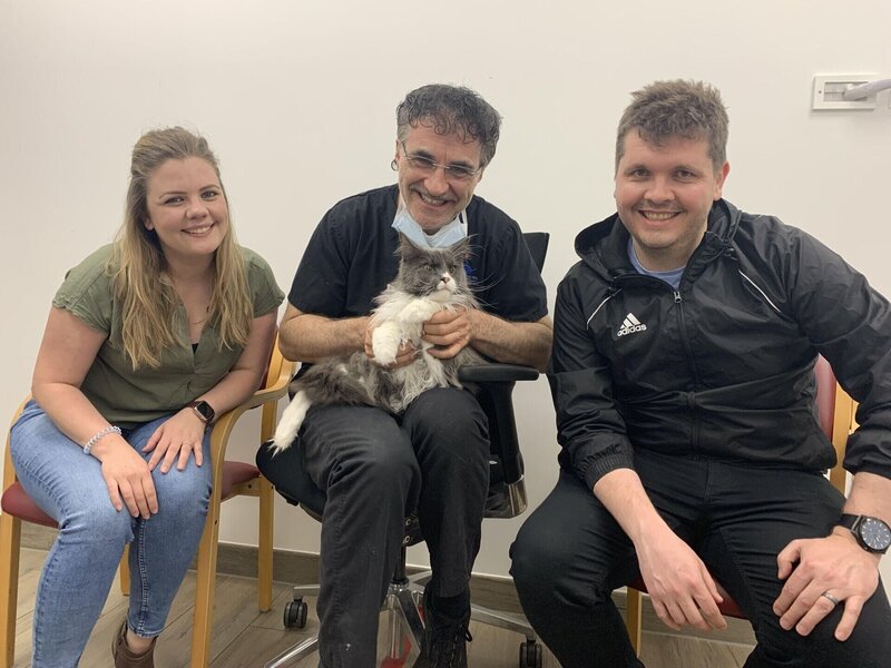 Noel Fitzpatrick (M.) – Bild: Blast! Films MMXXII