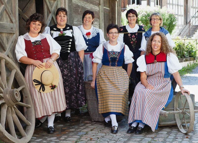 Gruppenbild der Landfrauen: Sandra Belser, Barbara Gerber, Priska Scherrer, Eveline Bättig, Kathrin Sprecher, Silvia Krebs, Ramona Stulz – Bild: SRF/​Merly Knörle