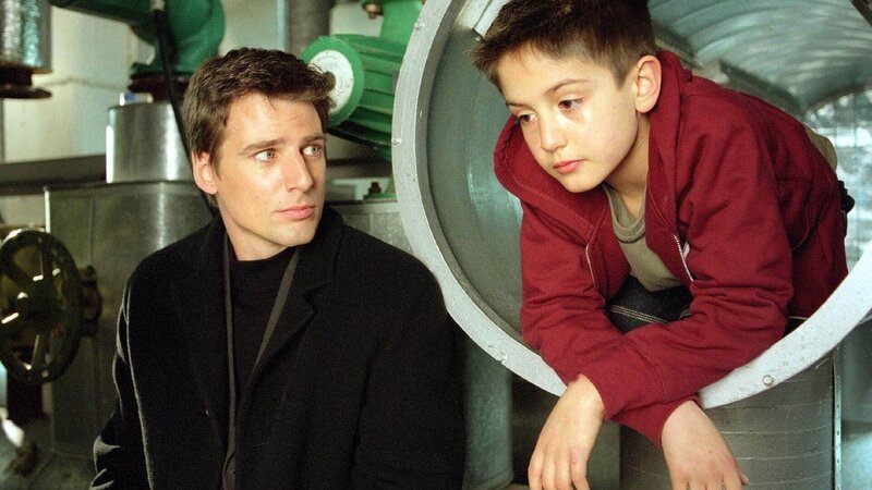 Tom (Rene Steinke, li.) findet den kleinen Robert (Arman Inci), der sich in einer Heizungsröhre versteckt hat. – Bild: MG RTL D