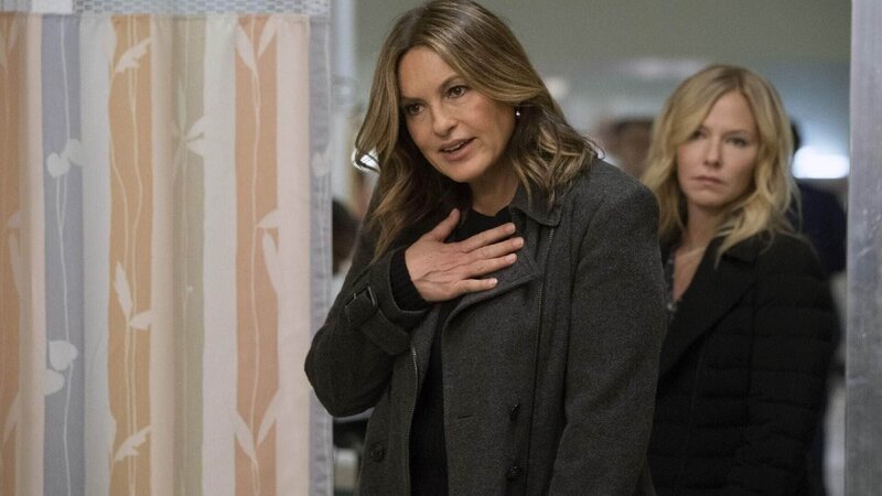Lieutenant Olivia Benson (Mariska Hargitay, l.) und Detective Amanda Rollins (Kelli Giddish) Die Verwendung des sendungsbezogenen Materials ist nur mit dem Hinweis und Verlinkung auf RTL+ gestattet. – Bild: RTL /​ 2018 Universal Network Television LLC. All Rights Reserved.