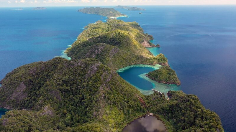 Die indonesische Inselgruppe Raja Ampat ist für ihre marine Artenvielfalt bekannt. – Bild: phoenix/​ZDF/​ZONA MIXTA SL