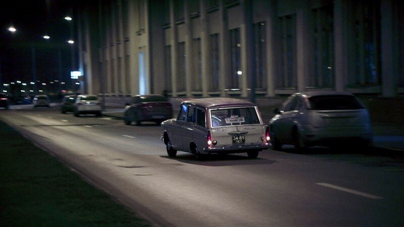 Der Lowrider Moskwitsch auf nächtlicher Ausfahrt in St. Petersburg – Bild: MDR/Boris Missirkov/Georgi Bogdanow Der Lowrider Moskwitsch auf nächtlicher Ausfahrt in St. Petersburg – Bild: MDR/Boris Missirkov/Georgi Bogdanow