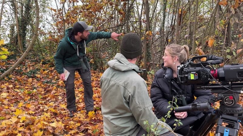 Leander zeigt Mario und Lena, wo er spannende Vögel entdeckt hat. – Bild: ORF