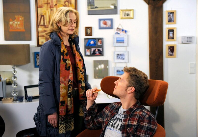 ARD ROTE ROSEN FOLGE 1462, am Mittwoch (27.03.13) um 14:10 Uhr im ERSTEN. Claudias (Mignon Remé, l.) Panik, dass die heimliche Beziehung mit Jule Sönke schaden könnte, wird von Robin (Niklas Osterloh, r.) geschürt. – Bild: ARD/​Nicole Manthey