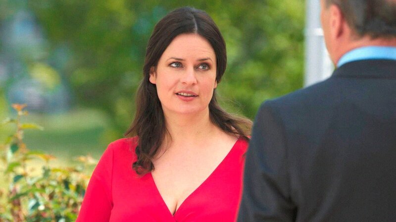 Bei der Überprüfung der Kosten für den Klinikausbau macht Wolfgang Berger (Horst Günter Marx, r.) die überaus freundliche Bekanntschaft mit Dr. Saskia Müller (Angela Ascher, l.). – Bild: ARD/​Saxonia Media