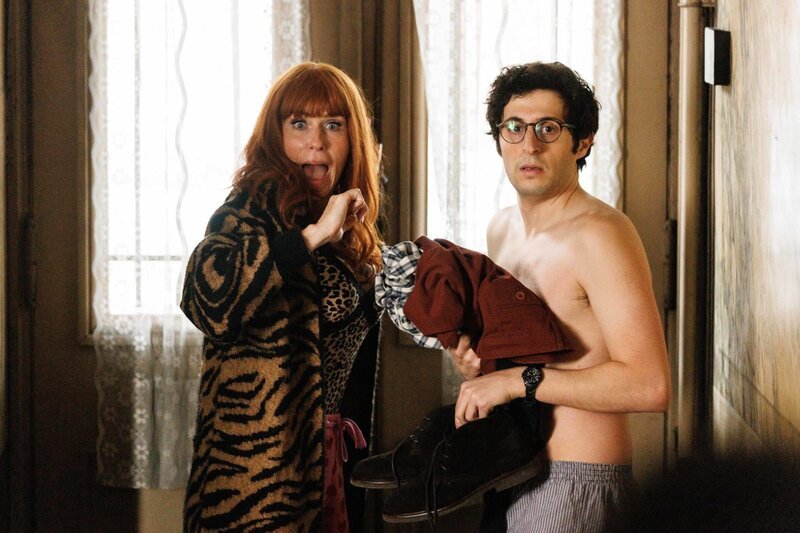 Morgane (links: Audrey Fleurot) und Timothée (rechts: Jeremy Lewin) werden ertappt. – Bild: PHILIPPELEROUX/​TF1