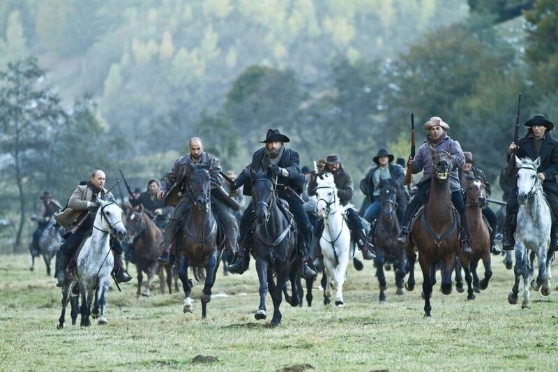 Devil’ Anse Hatfield (Kevin Costner, M.) – Bild: port.hu