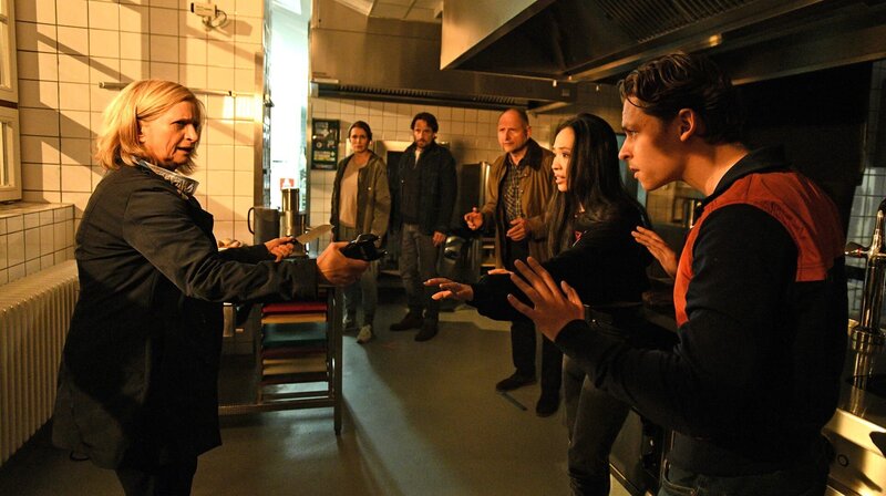 Sonja Minich (Johanna Gastdorf, li.) will, dass ihre Tochter Cathleen (Andrea Guo, 2. v. re.) ihren Freund Jonas (Junis Marlon, re.) verlässt und wieder nach Hause kommt. Ihr Mann Robert (Achim Buch, 3. v. re.), Katharina Henriks (Anja Kling) und Erik Olsen (Oliver Mommsen) versuchen auf sie einzureden. – Bild: ARD Degeto/​Uwe Ernst